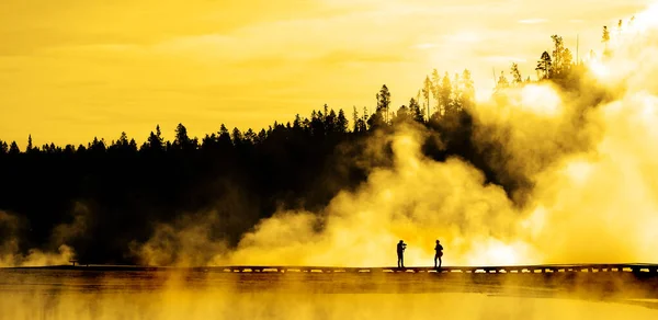 Silhueta Pessoas Fotografando Pessoa Vapor Geysers Vapor — Fotografia de Stock