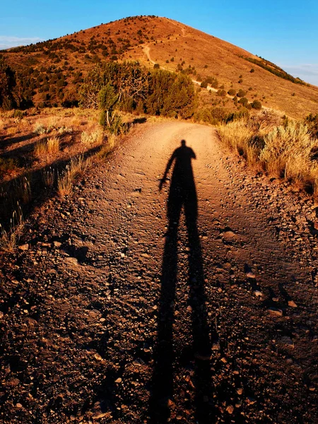 Larga Sombra Noche Hombre Soltero Subiendo Montaña Camino Tierra — Foto de Stock