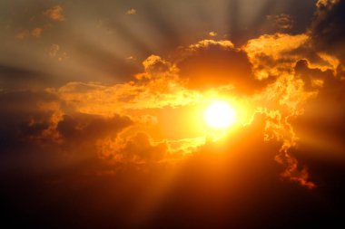 Güneş ışınları gökyüzünde parlıyor umut ve kefareti simgeliyor.