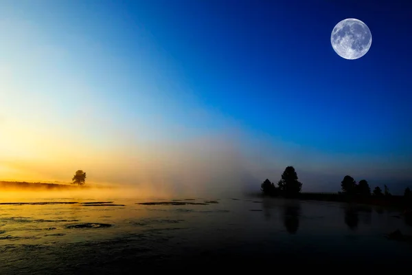 Lever Soleil Matinal Avec Des Arbres Une Rivière Sous Ciel — Photo