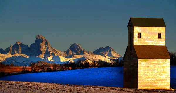 Gamla Övergivna Grainary Grainery Byggnad Med Snö Och Tetons Teton — Stockfoto