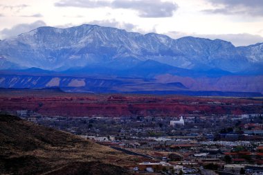 Mormon LDS Tapınağı 'nın kızıl kayaları ve karla kaplı dağlarıyla St. George Utah Vadisi manzarası