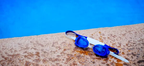 Detalhe Óculos Natação Azuis Para Verão Lado Piscina Refrescante Fresca — Fotografia de Stock