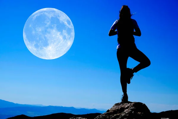 Girl Mountain Top Silhouette Holding Yoga Pose Health Mental Wellness — Stock Photo, Image