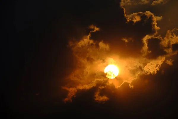 Sonnenstrahlen Die Durch Wolken Himmel Scheinen Und Hoffnung Und Erlösung — Stockfoto