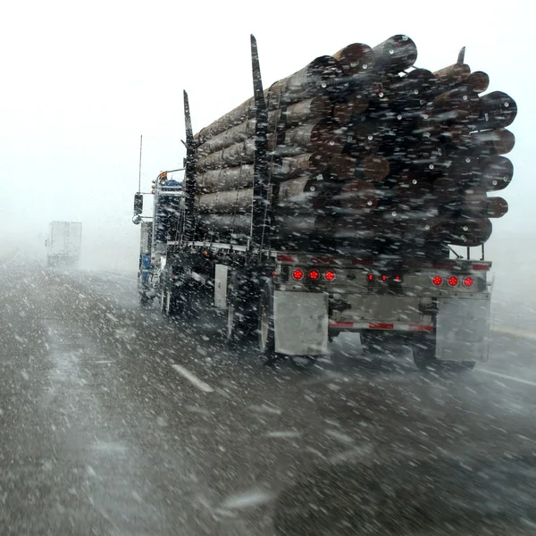 Caminhão de condução na tempestade de inverno — Fotografia de Stock