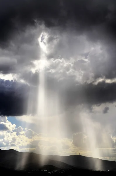 Rays of Sunlight on Peaceful Mountains — Stock Photo, Image