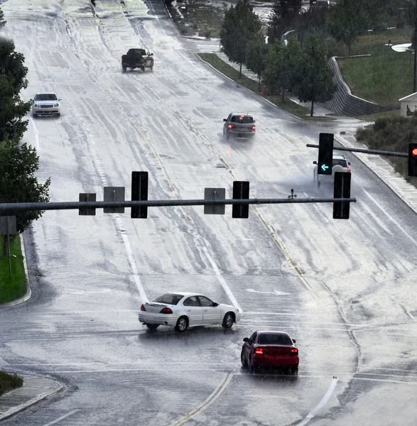Conduire sur la route pendant la tempête de pluie — Photo