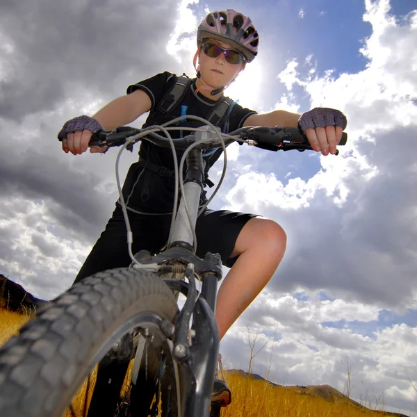 Молода жінка гірський велосипед — стокове фото