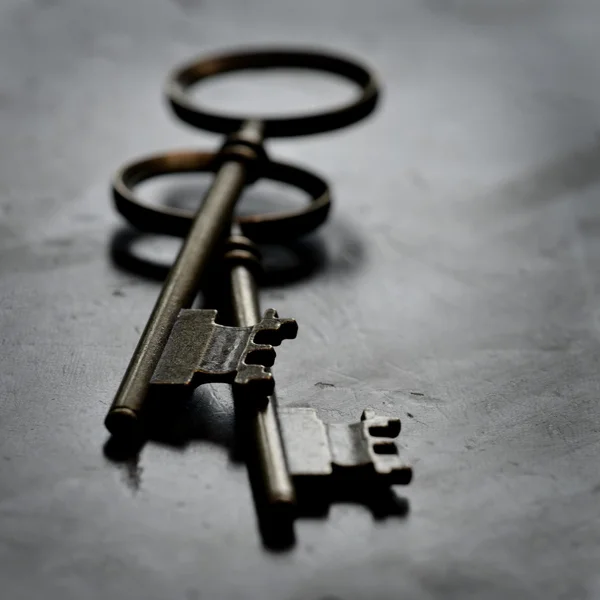 Old Keys on Worn Wood — Stock Photo, Image