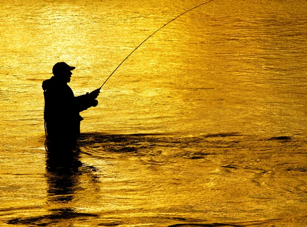 Homme Pêche dans la rivière tôt le matin — Photo