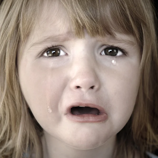 Niña llorando con lágrimas — Foto de Stock