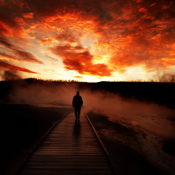 Sunrise Yellowstone Geysers com homem silhueta — Fotografia de Stock