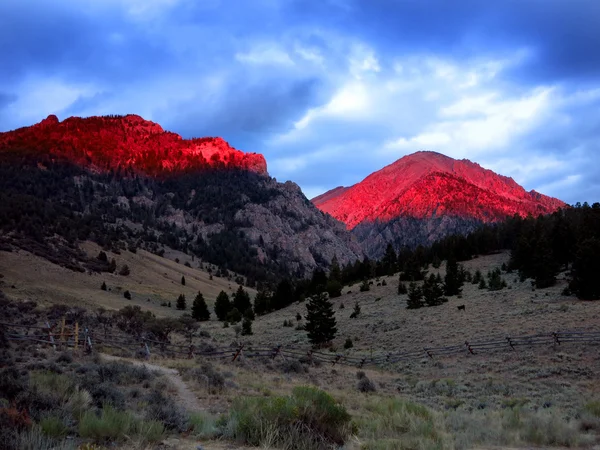 Montagnes Lumière du soleil Coucher de soleil Lumière rouge brillant — Photo