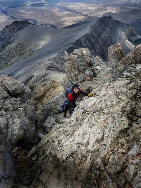 Girl hiker summit mountain top — Stock Photo, Image