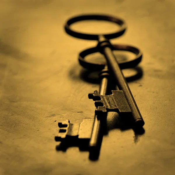 Old Keys on Worn Wood — Stock Photo, Image