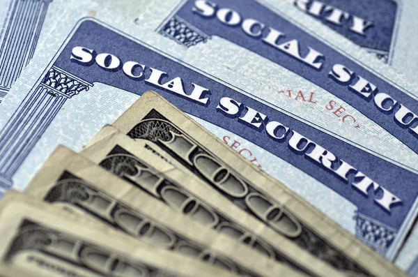 Karty Social security i pieniądze — Zdjęcie stockowe