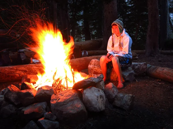 Mädchen allein am Lagerfeuer beim Zelten — Stockfoto