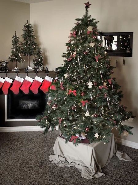 圣诞袜和壁炉 — 图库照片