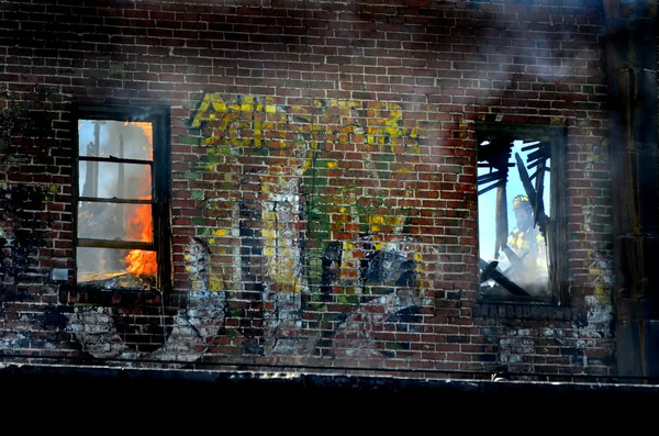 Vigili del Fuoco in Finestra — Foto Stock