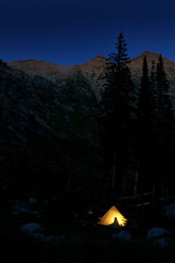 parlayan çadırda geceleri dağda kamp.