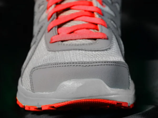 Cordones de zapato rojo en zapatos para correr —  Fotos de Stock