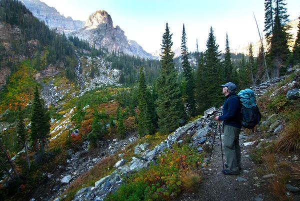 Adam dağın üzerinde hiking — Stok fotoğraf