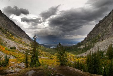 Fırtına ve yağmur sonbahar Vadisi