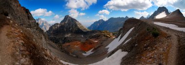 Üzerinde engebeli dağ tarafı hiking