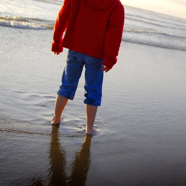 Menina na praia — Fotografia de Stock