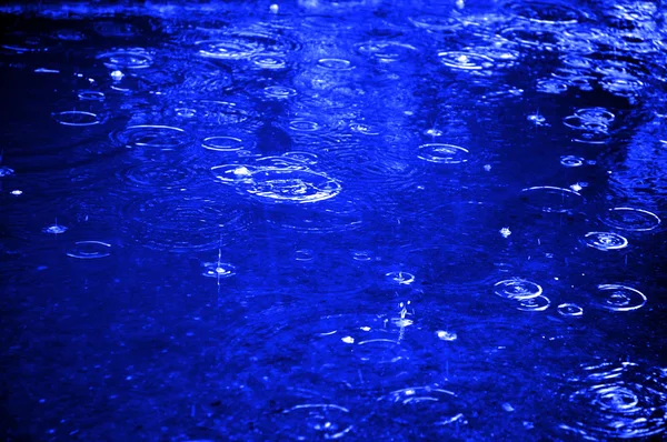 Raindrops in Puddle of Water — Stock Photo, Image