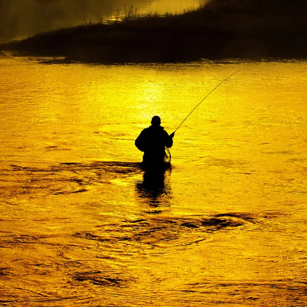 Homme Pêche dans la rivière tôt le matin — Photo