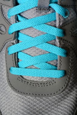 Mavi ayakkabı bağcıklarımı koşu ayakkabıları üzerinde