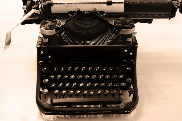 Oude Typewriter brieven te typen — Stockfoto