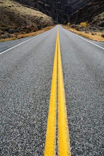 Strada curva con doppie linee gialle — Foto Stock