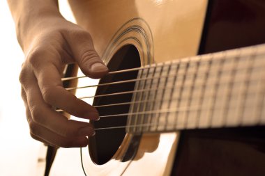 İskambil gitar telleri ve perdeler