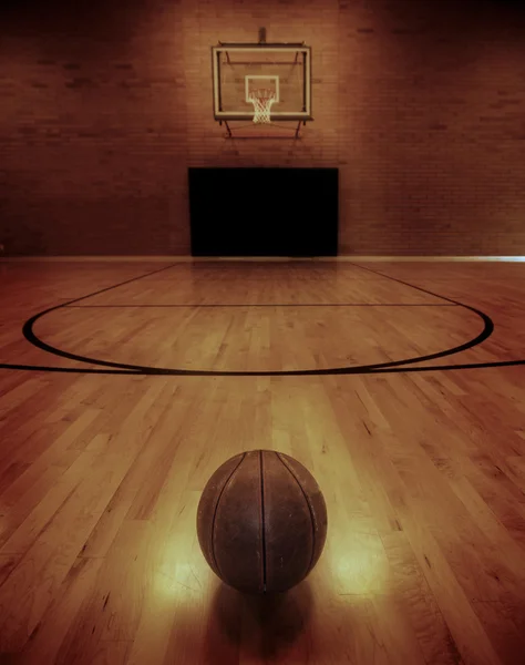 Cancha de Baloncesto y Baloncesto —  Fotos de Stock