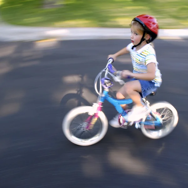 Liten flicka cykla snabbt snabbt — Stockfoto