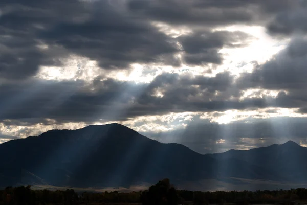 Raios de luz solar em montanhas pacíficas — Fotografia de Stock