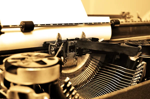 Παλαιά γραφομηχανή με χαρτί για επικοινωνία — Φωτογραφία Αρχείου