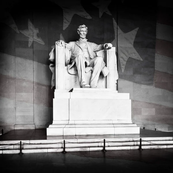 リンカーン記念堂とアメリカの国旗 — ストック写真