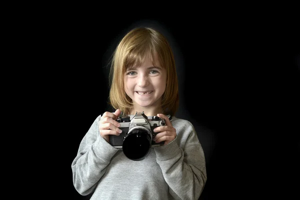 Jovem fotógrafo menina com câmera velha — Fotografia de Stock