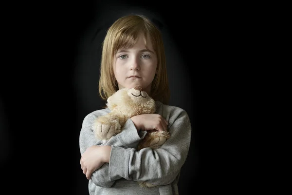 Joven niña sosteniendo oso de peluche —  Fotos de Stock