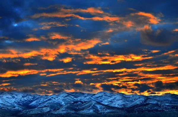 Nubes del cielo Montañas de la luz del sol Puesta del sol en invierno — Foto de Stock