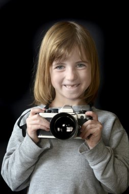 Genç kız fotoğrafçı ile eski fotoğraf makinesi