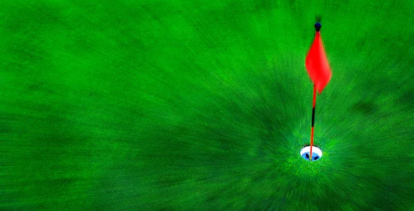 赤い旗で緑の草にゴルフの穴 — ストック写真