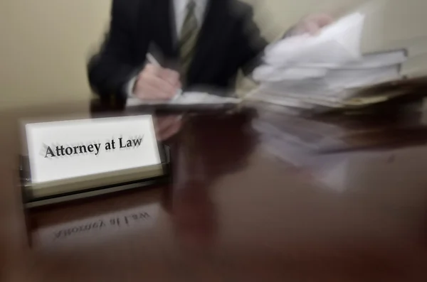 Адвокат за столом с визиткой — стоковое фото