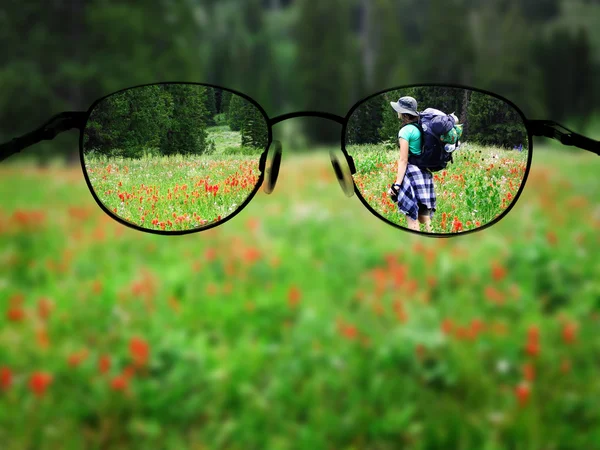 Mujer mochilero gafas foco — Foto de Stock