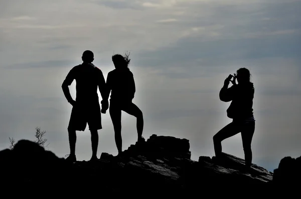 Pareja senderismo en rocas tomando fotos — Foto de Stock