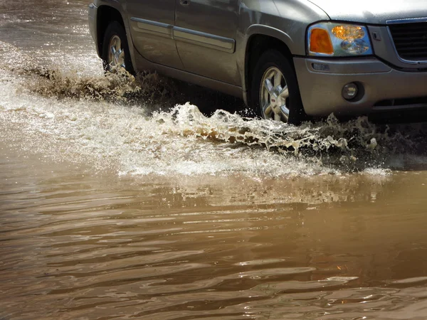 Auto fährt durch Hochwasser — Stockfoto